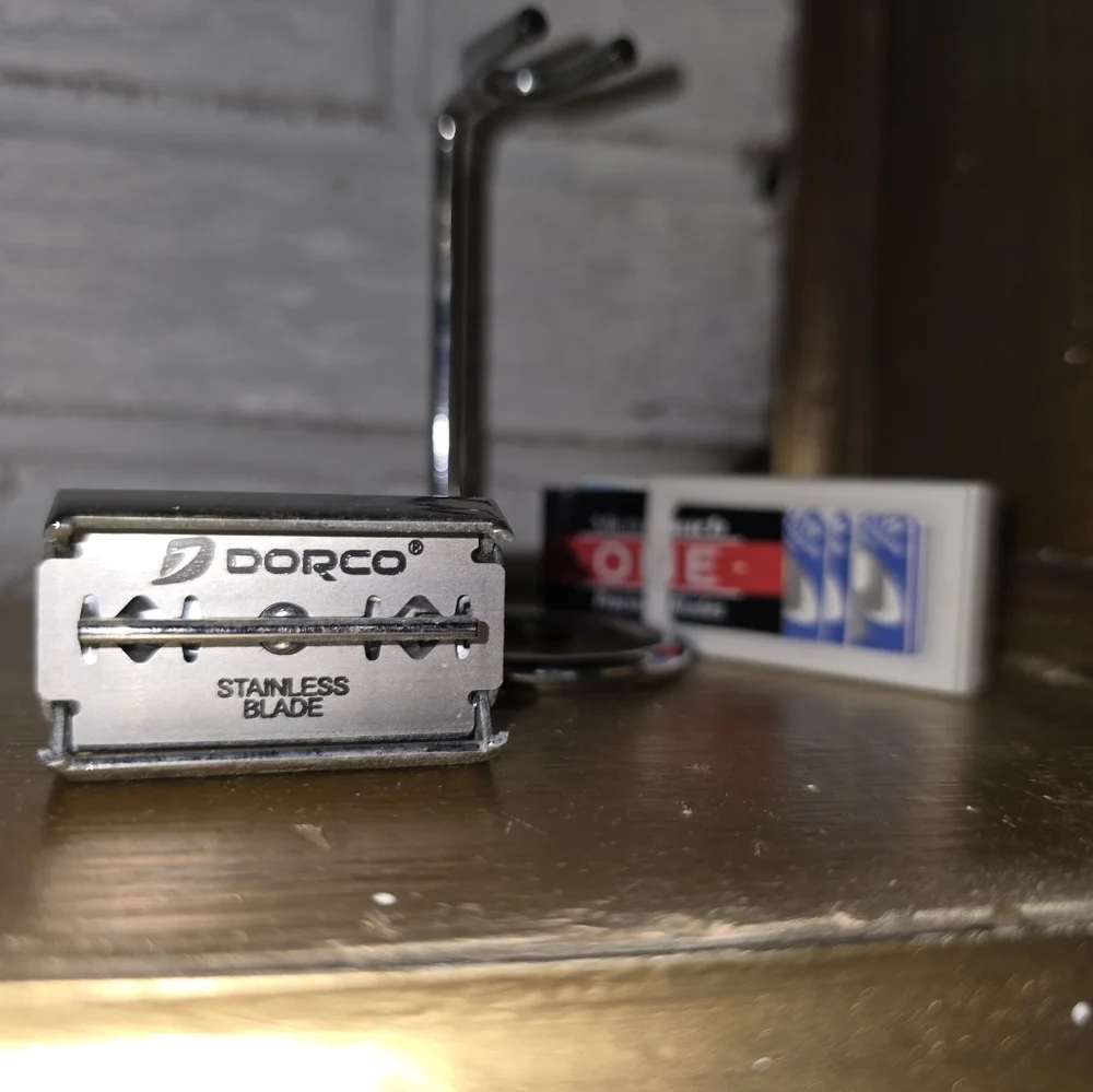 Vintage Dorco safety Razor with holder and extra blades